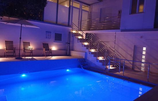 für sechs Personen, mit einem Balkon