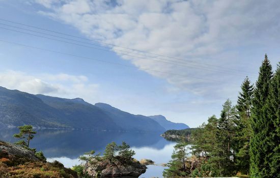Häuschen mit Blick auf das Wasser