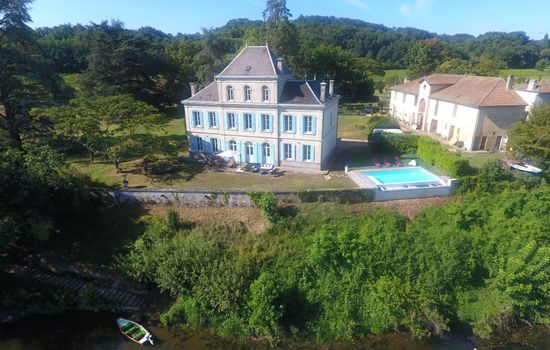 Schloss mit Überlaufpool an der Dordogne