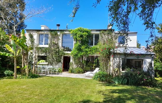 Großes Familienhaus mit schön angelegtem Garten