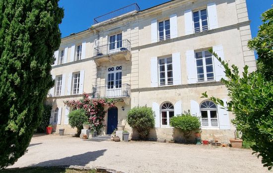 8-Zimmer-Schloss mit Pool und eigenem Park