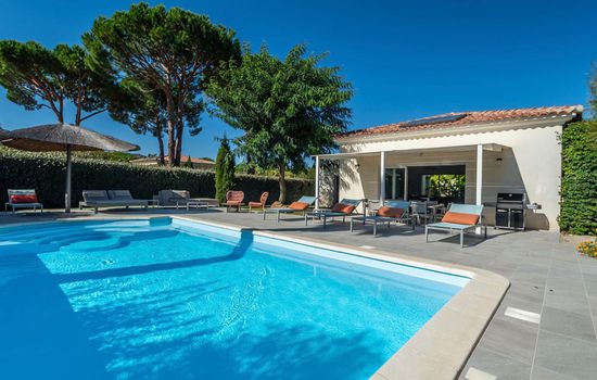 Villa 3 Schlafzimmer, privater Pool Garten und Parkplatz