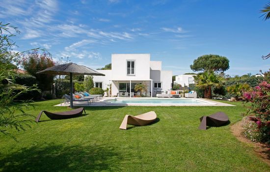 Villa 4 Schlafzimmer, privater Pool Garten und Parkplatz