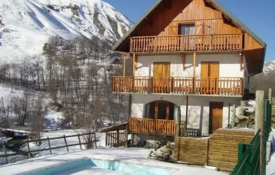 mit Grill und gemeinsamem Pool