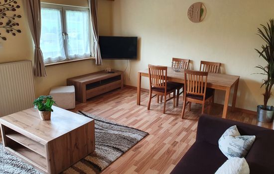 Geräumige Wohnung mit zwei Schlafzimmern und Balkon