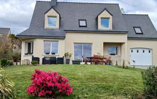 Haus mit Garten und herrlichem Meerblick