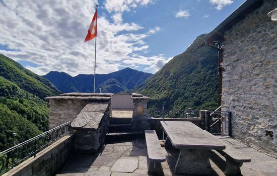 Chalet in den sonnigen Schweizer Südalpen