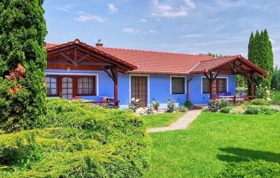 Bequem eingerichtete Wohnung mit großem Garten