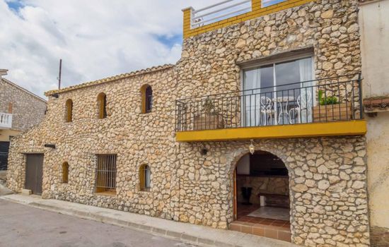 in Can Trabal mit Garten und Grill