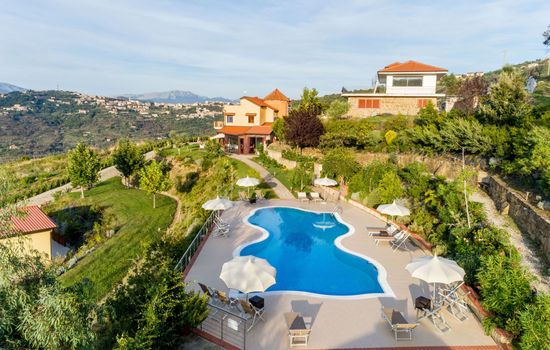 mit Aussicht und Pool