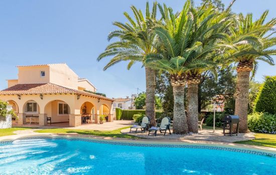 Haus mit privatem Pool, Garten und privatem Parkplatz