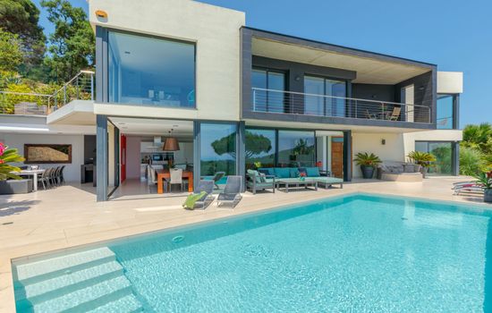 Luxuriöse Villa mit fantastischem Meerblick und Pool