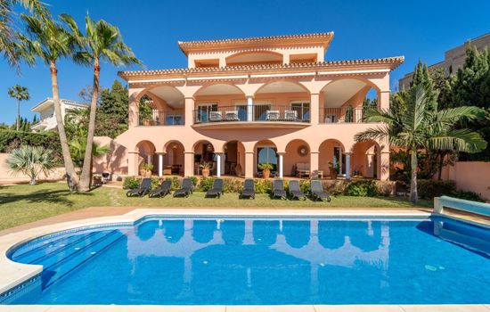 Luxuriöse Villa mit beheiztem Pool und Whirlpool