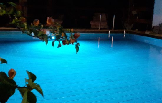 Rustikale Villa mit Steinpool