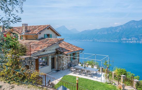 Villa mit schönem Seepanorama und Naturteich