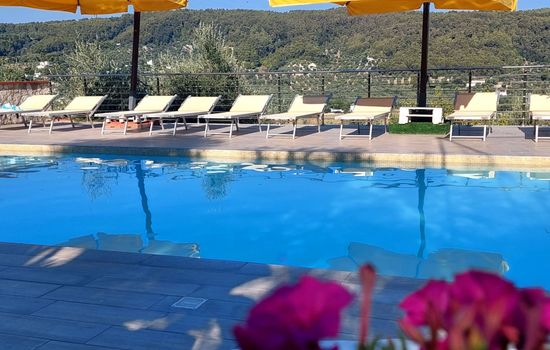 Brandneue Wohnung in Villa mit Schwimmbad