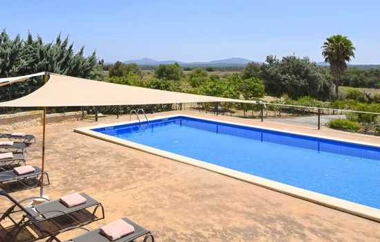 Finca mit großem eingezäunten Pool und Klimaanlage.