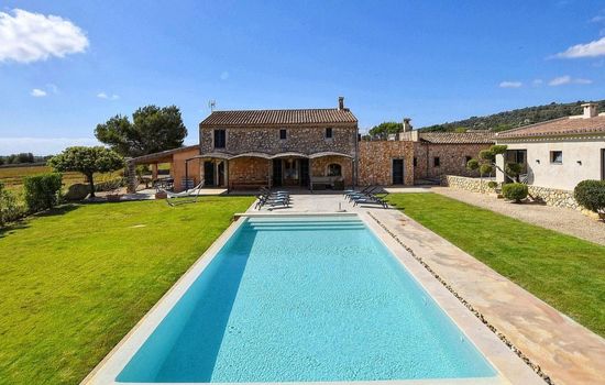 Luxuriöse Finca im modernen Stil mit Pool und Klimaanlage