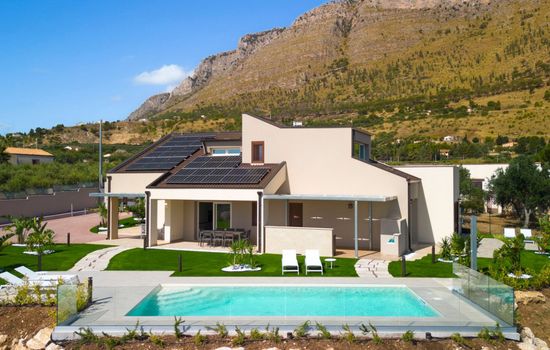 Villa mit Panoramablick auf das Meer, umgeben von der Natur