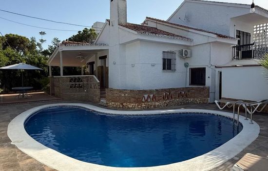 Haus mit Schwimmbad in Strandnähe