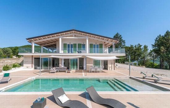 Villa Montefalcone, Außen- und Innenpool