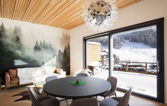 Salle à manger conviviale pour partager des repas après une journée sur les pistes des Rousses.