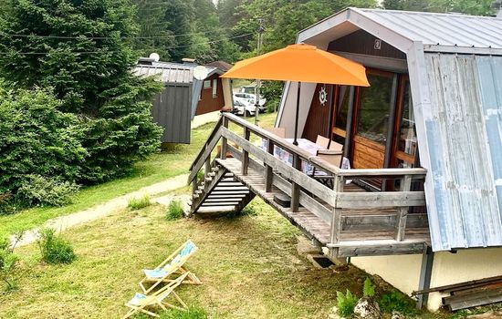 Petit chalet en bois avec jardin privé sur les pistes de ski des Jouvencelles.