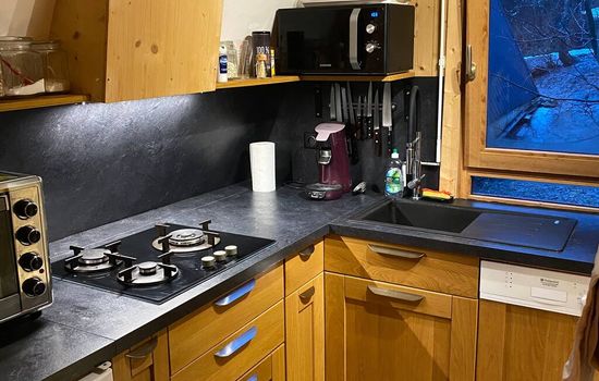 Dans ce logement locatif vous trouverez une belle cuisine très bien équipée avec lave-vaisselle.