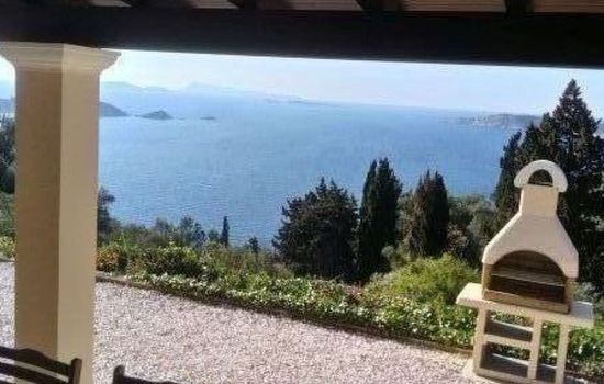 Ferienvilla mit Blick auf das Wasser