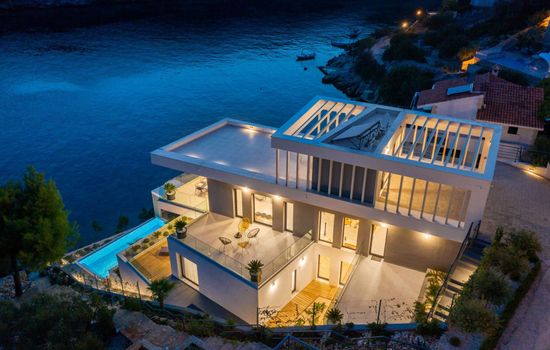 Haus in Vinišće mit Außenterrasse