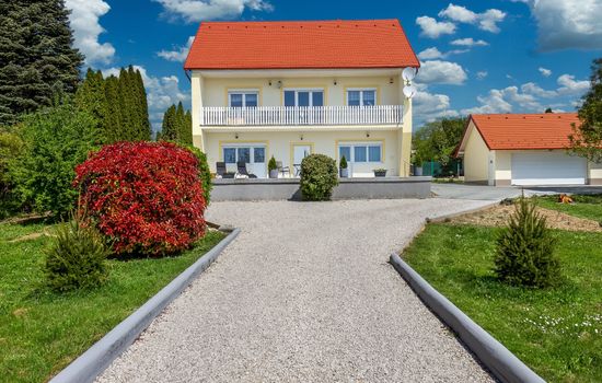 auf großem Gartengrundstück