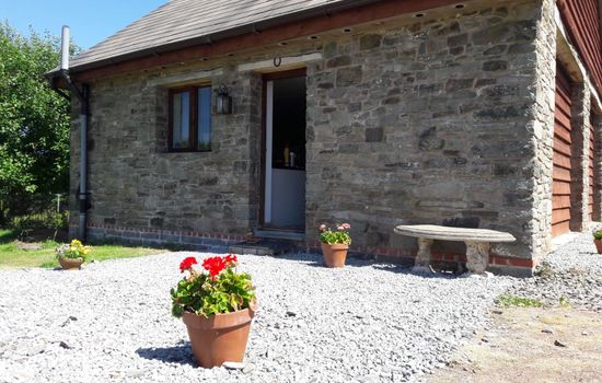 Haus in Crickadarn mit Parkplatz und Bergblick