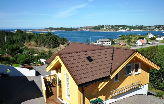 mit Blick auf das Wasser