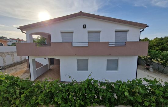 Gemütliche Erdgeschosswohnung Ema mit Terrasse