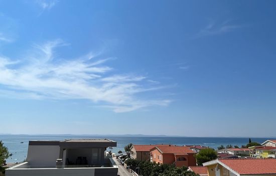 mit Blick auf das Wasser