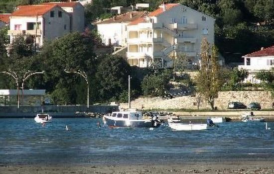 mit Blick auf das Wasser