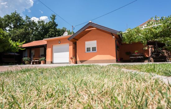 mit Garten, Grill und Terrasse