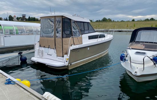 Yacht Overtime im Hafen der Marina Braunsbedra