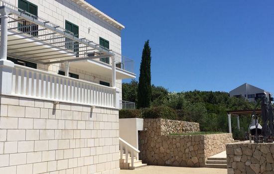 Großes Ferienhaus mit zwei Balkonen