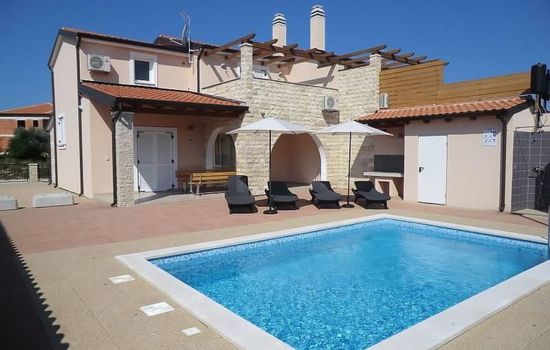 mit Pool, Terrasse und Parkplatz