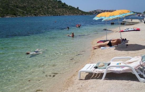 mit Blick auf das Wasser