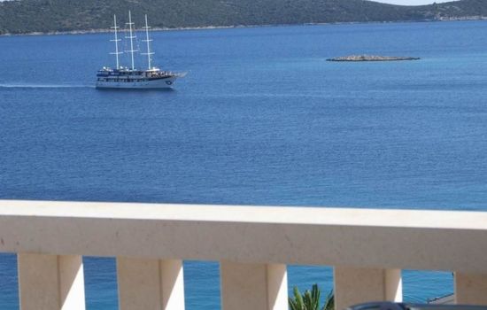 mit Blick auf das Wasser