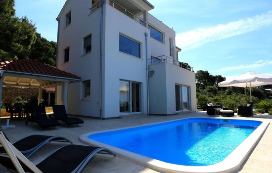 mit Blick auf das Wasser