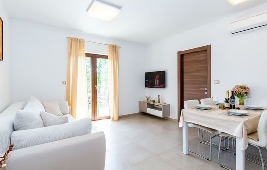 Modernes Apartment mit Balkon und Gemeinschaftsgarten am Waldrand