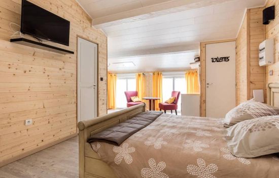 mit eigenem Parkplatz