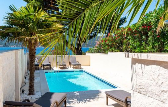 Suartini Viganj mit einem Pool