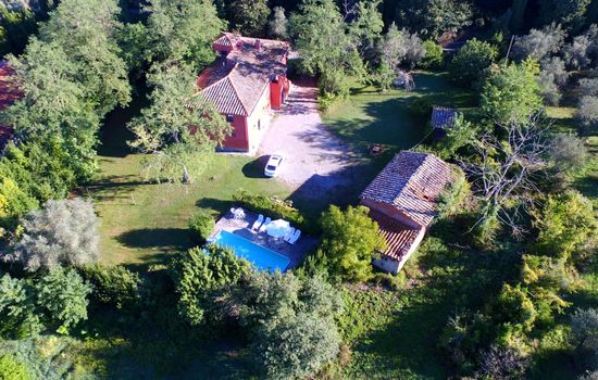 Rustikale Villa mit Swimmingpool in den toskanischen Hügeln