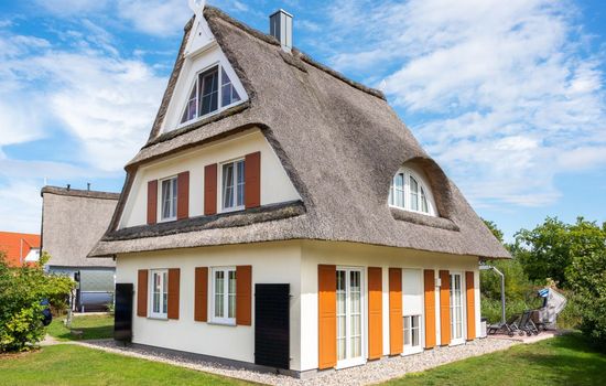 mit Garten und Whirlpool