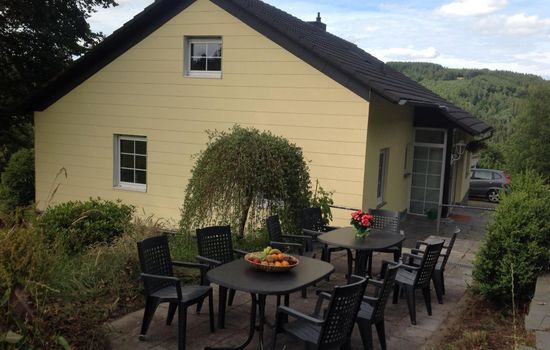 Großes, modernes Ferienhaus mit Terrasse