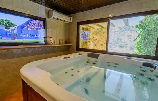 Haus mit integrierter Felswand und Jacuzzi